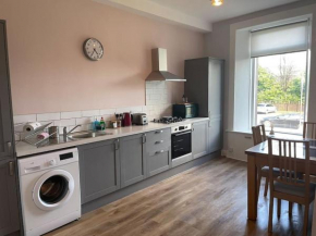 5 minutes from Loch Lomond - Newly Renovated Ground Floor 1-Bed Flat